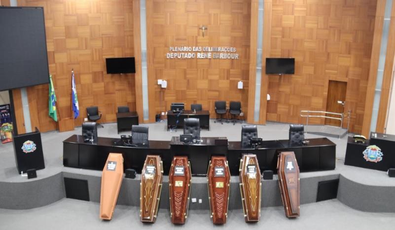 Pescadores colocam caixões na ALMT em protesto contra Lei do Transporte Zero