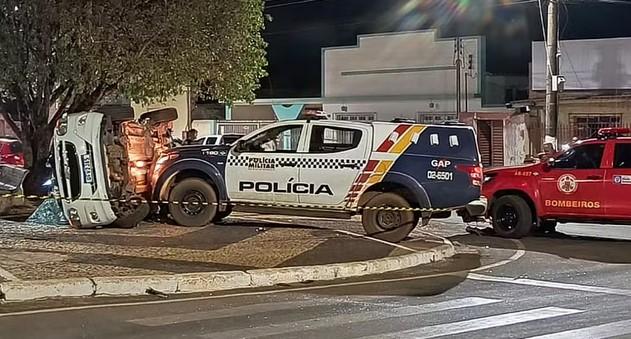 Bebê de 2 meses morre e sete pessoas ficam feridas após carro bater de frente com viatura em MT