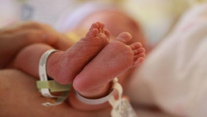 Bebê de 7 dias morre asfixiado após mãe dormir sobre ele