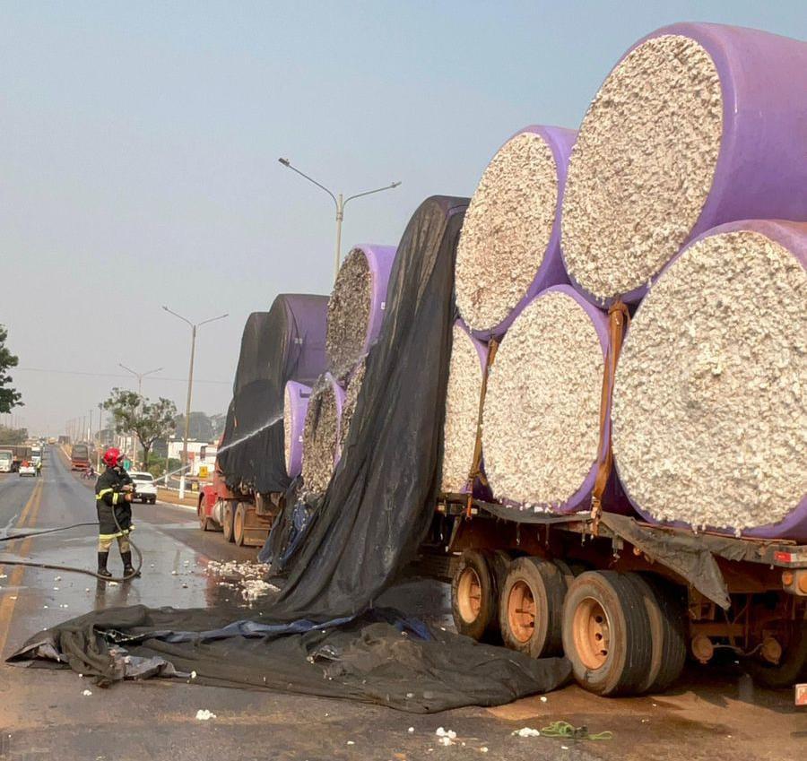 Campo Verde; Bombeiros combatem incêndio em carga de algodão em caminhão