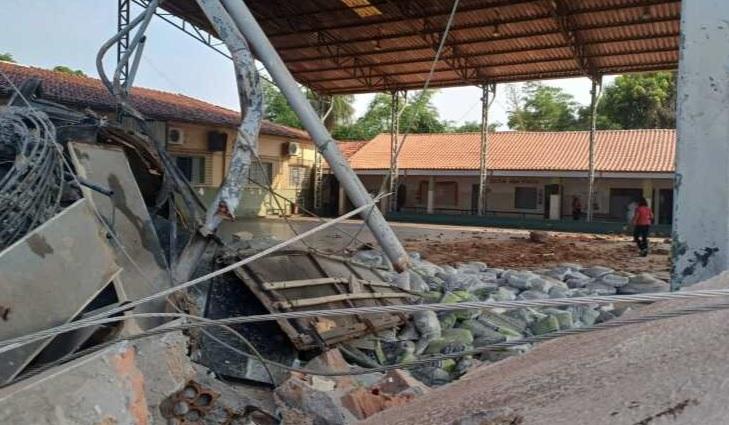 Carreta perde freio e atinge quadra de escola em Poxoréu