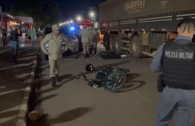 Criança morre atropelada por carreta após motorista abrir porta de carro e causar acidente em MT