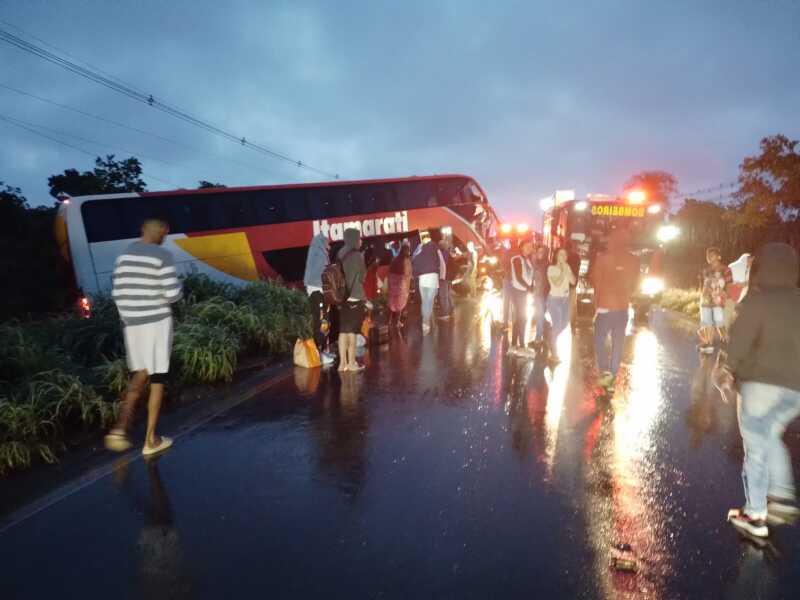 Motorista de ônibus morre e 12 ficam feridos após veículo bater em traseira de caminhão
