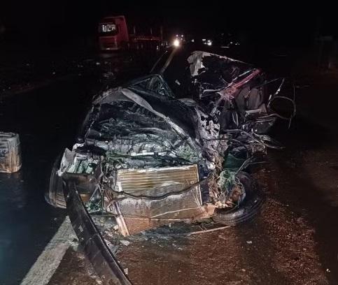 Motorista morre após tentar desviar de moto e ter carro atingido por dois caminhões em segundos na BR-364