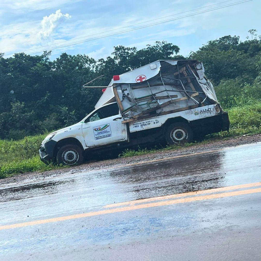 Ambulância de Ribeirão Cascalheira capota no trevo de Canarana devido a pista molhada