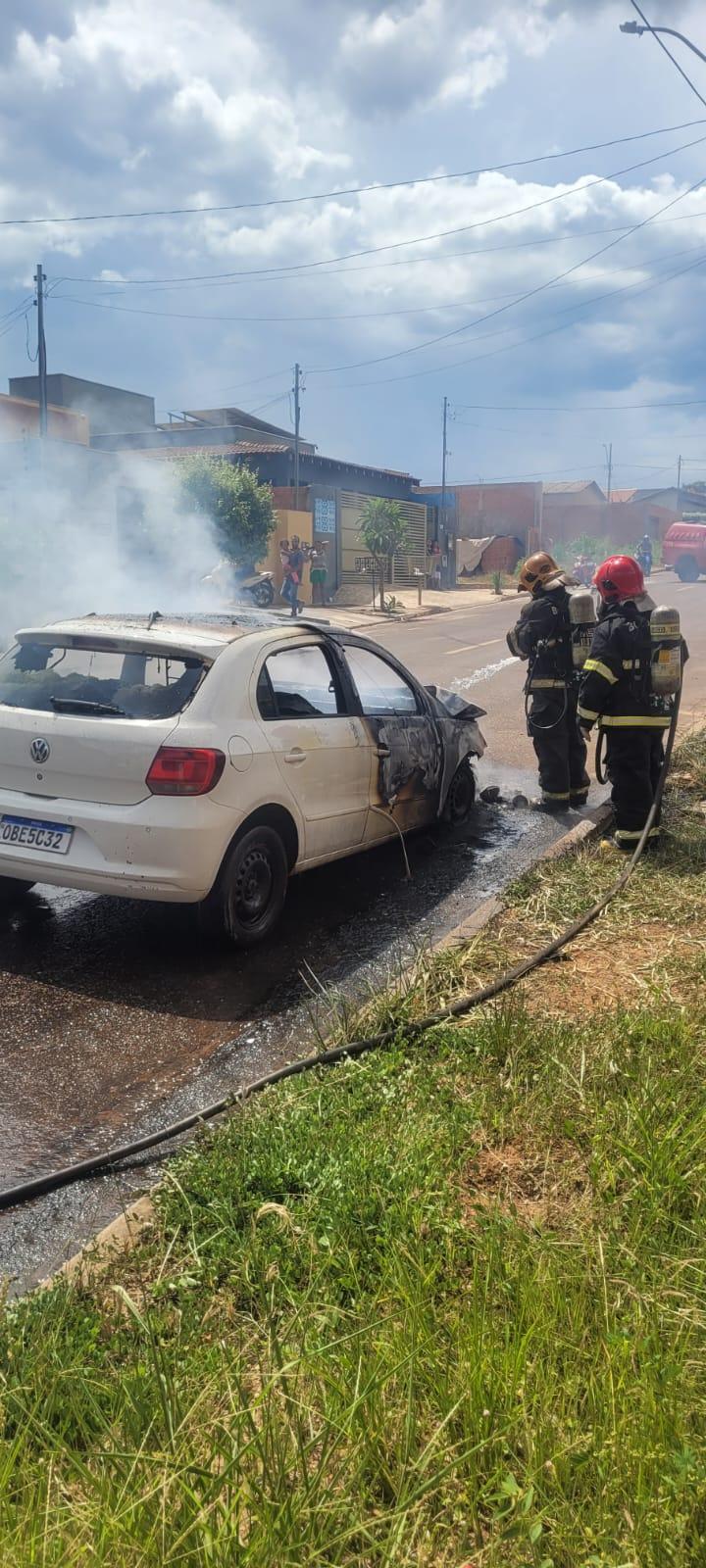 Carro e moto pegam fogo após batida em MT