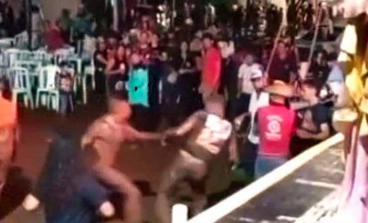 Vídeo; Fiéis trocam socos e chutes na lama durante festa de igreja em MT