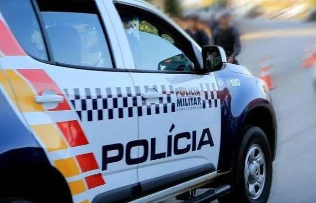 Criança de 4 anos é encontrada trancada em carro durante festa em MT