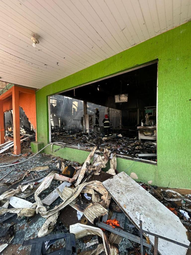 Bombeiros combatem incêndio de grandes proporções em supermercado