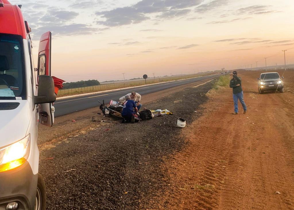 Campo Verde; Corpo de Bombeiros socorre motociclista ferido em acidente com carreta