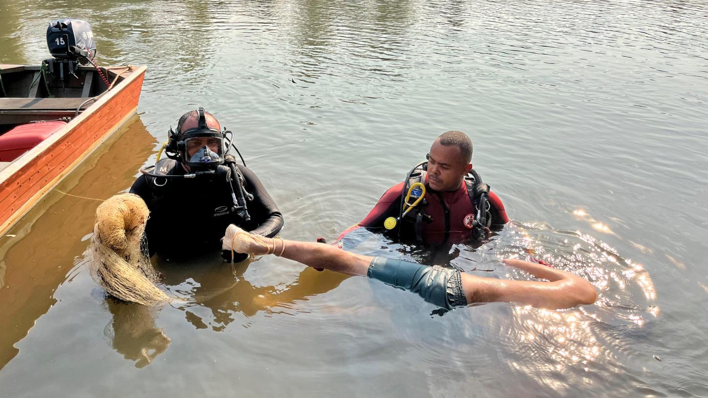 Bombeiros militares localizam corpo de homem de 43 anos que se afogou no Rio São Lourenço