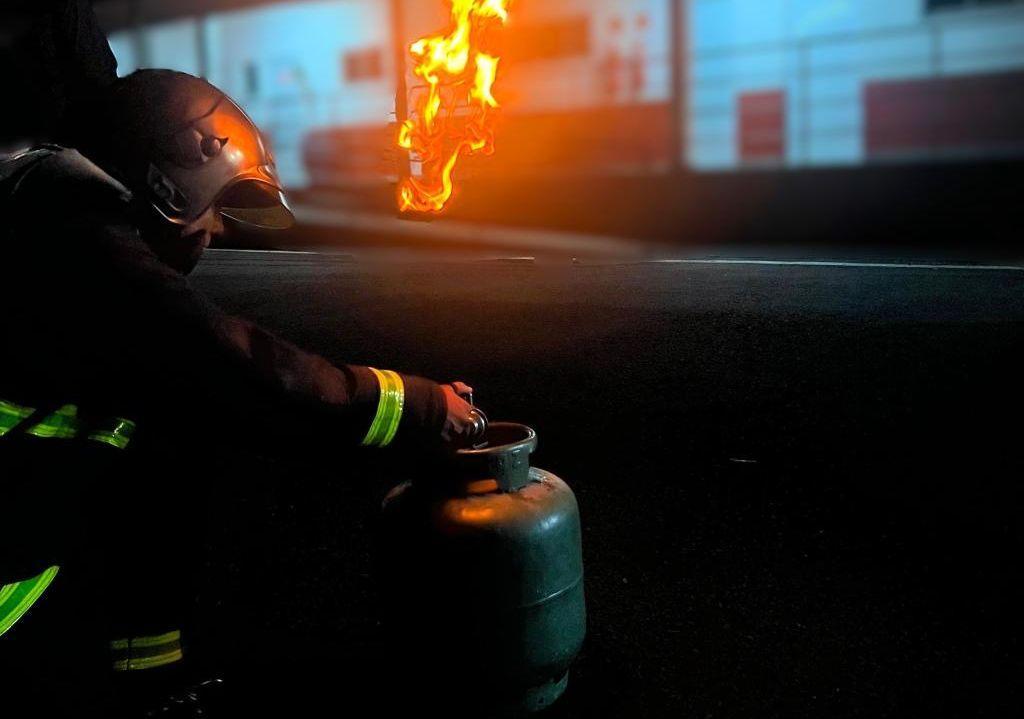 Bombeiros militares contêm vazamento de gás de cozinha em residência