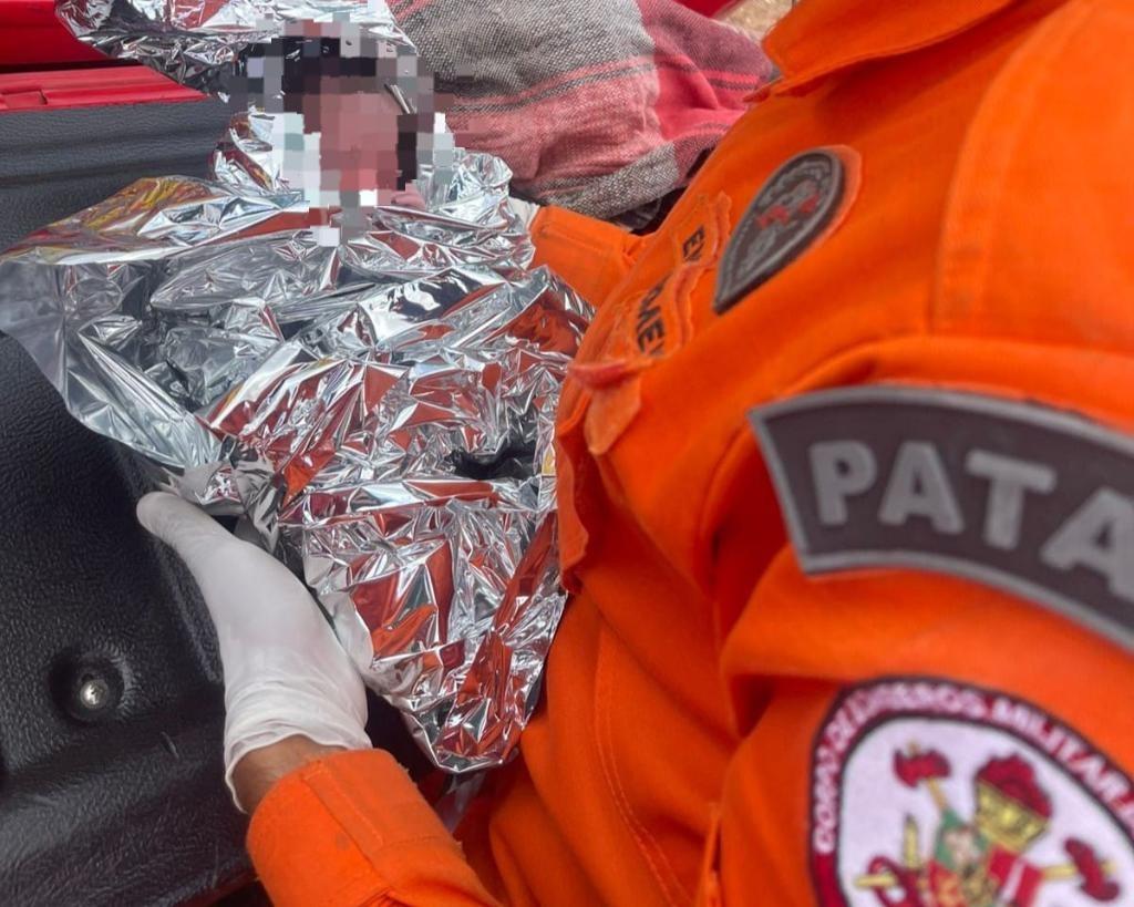 Bombeiros prestam atendimento à recém-nascida que nasceu em via pública em Cuiabá