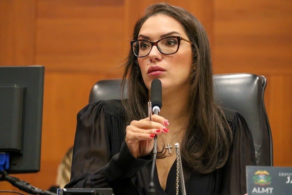 Deputada denuncia servidor municipal por importunação sexual em MT