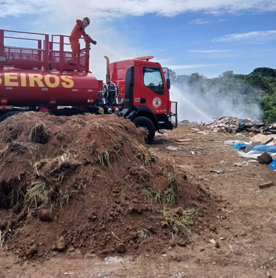 Corpo de Bombeiros combate incêndio em aterro sanitário em Primavera do Leste