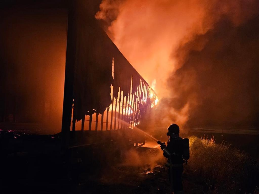 Corpo de Bombeiros combate incêndio em carreta em Canarana