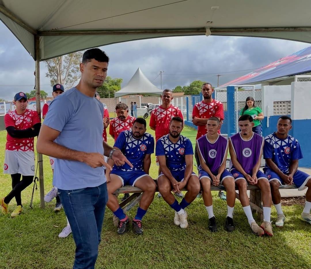 Ídolo do Fluminense, Gum visita o time do Chapada em Mato Grosso