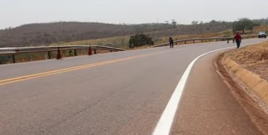 MT-130; Motorista de S10 perde o controle, invade a contramão e colide com motociclista