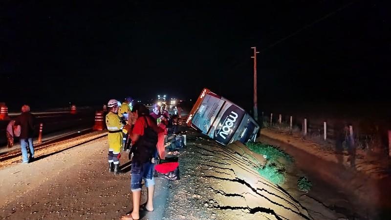 Ônibus tomba e deixa 10 pessoas feridas; seis em estado grave