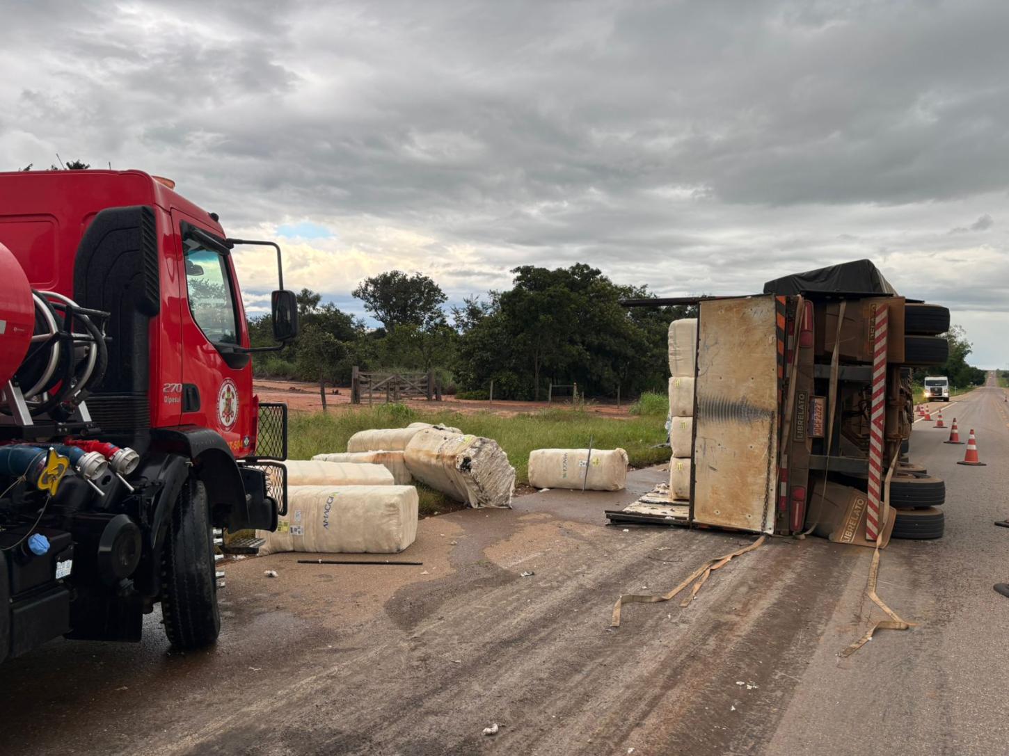 Primavera do Leste; Carreta tomba na MT-130, parte da carga pega fogo