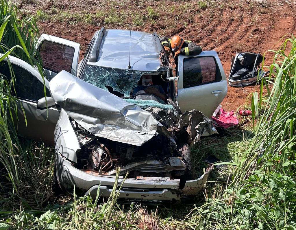 Bombeiros resgatam vítima presa às ferragens e socorrem outras três após acidente na BR-070