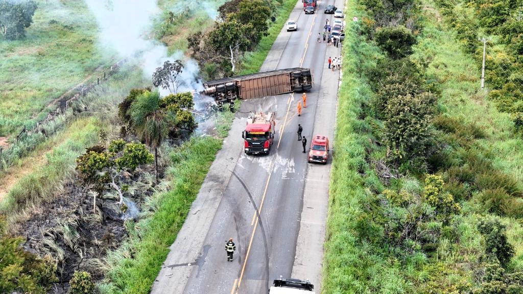 Corpo de Bombeiros socorre vítima e combate incêndio em carreta após acidente na BR-070