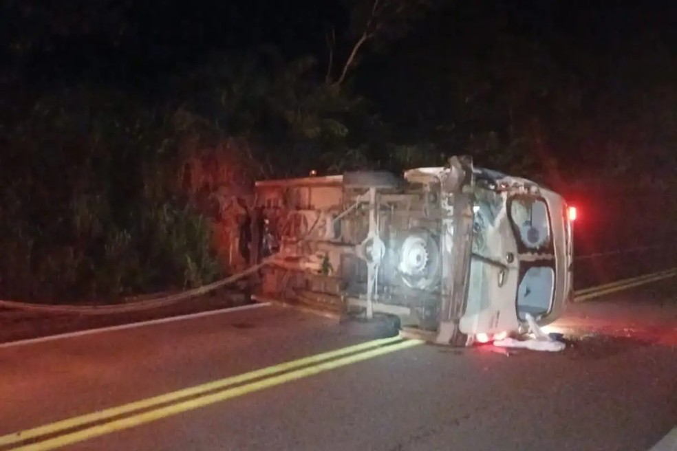 Ambulância tomba durante temporal na BR-174 e deixa cinco feridos em MT