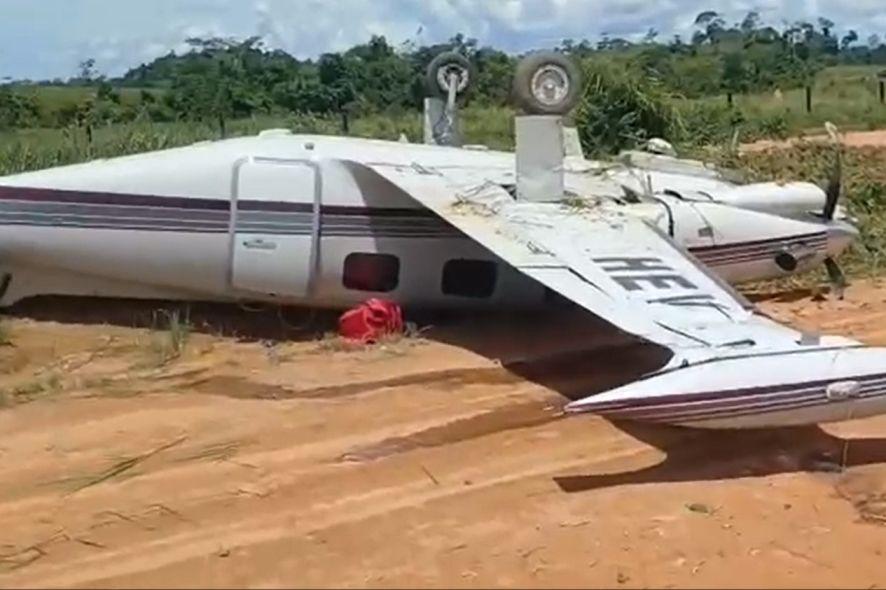 Avião usado em transporte de paciente cai em Nova Bandeirantes e tripulantes escapam sem ferimentos