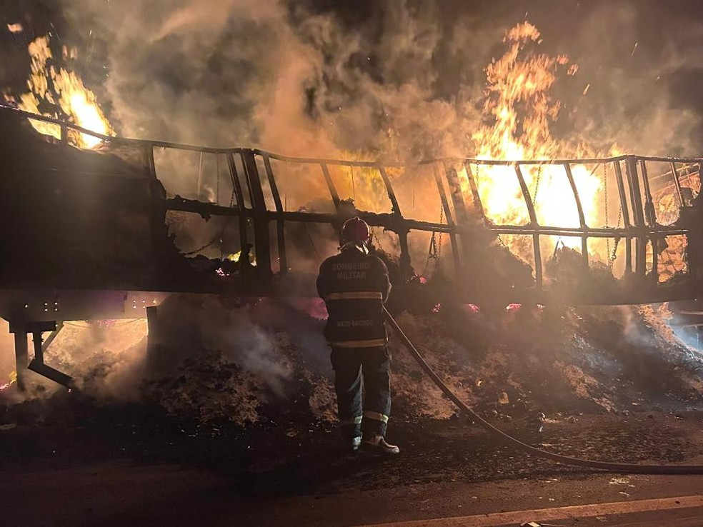 Carreta carregada com farinha pega fogo na BR-070 em Campo Verde