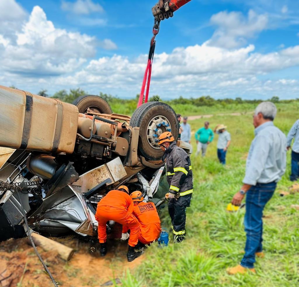 Corpo de Bombeiros socorre vítima presa em ferragens após acidente na MT-244