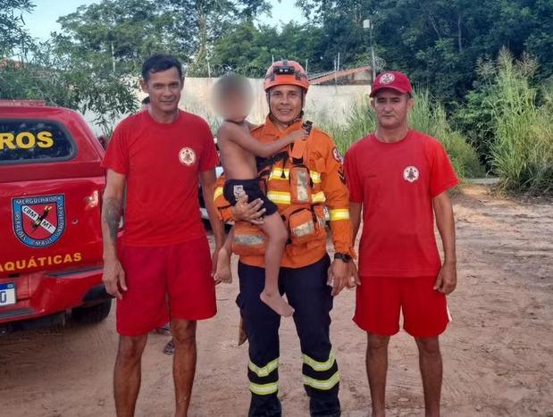 Criança de 3 anos é resgatada por bombeiros após desaparecer em área de mata em Cuiabá