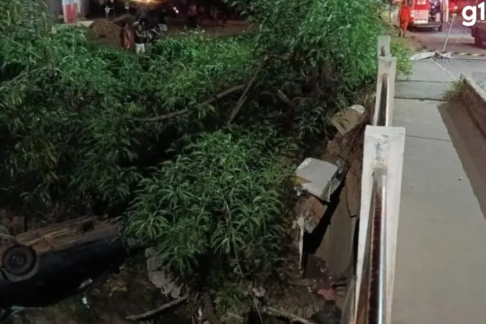 Motorista perde controle, bate em poste e cai em córrego em Cuiabá