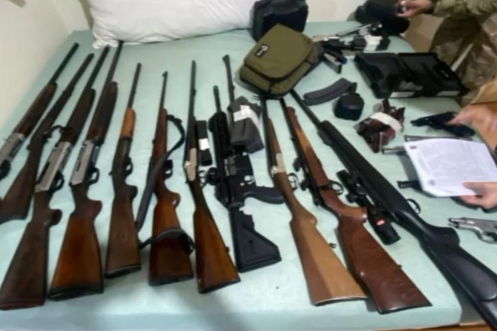 Polícia encontra arsenal com 50 armas após denúncia de violência doméstica em Cáceres