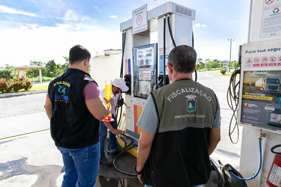 Procon encontra irregularidades e interdita posto durante fiscalização em Cuiabá