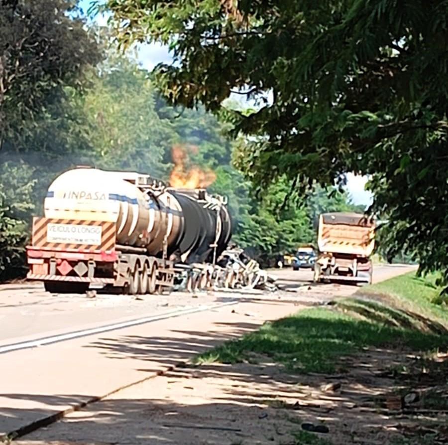 Carreta que transportava etanol pega fogo e interdita Serra de São Vicente nesta terça-feira (7)