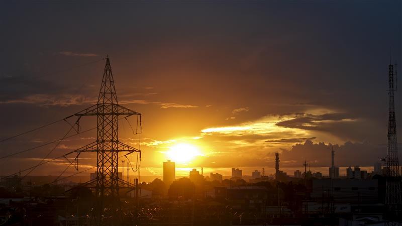 Dias mais quentes pedem atenção redobrada ao uso da energia; confira dicas para reduzir o consumo