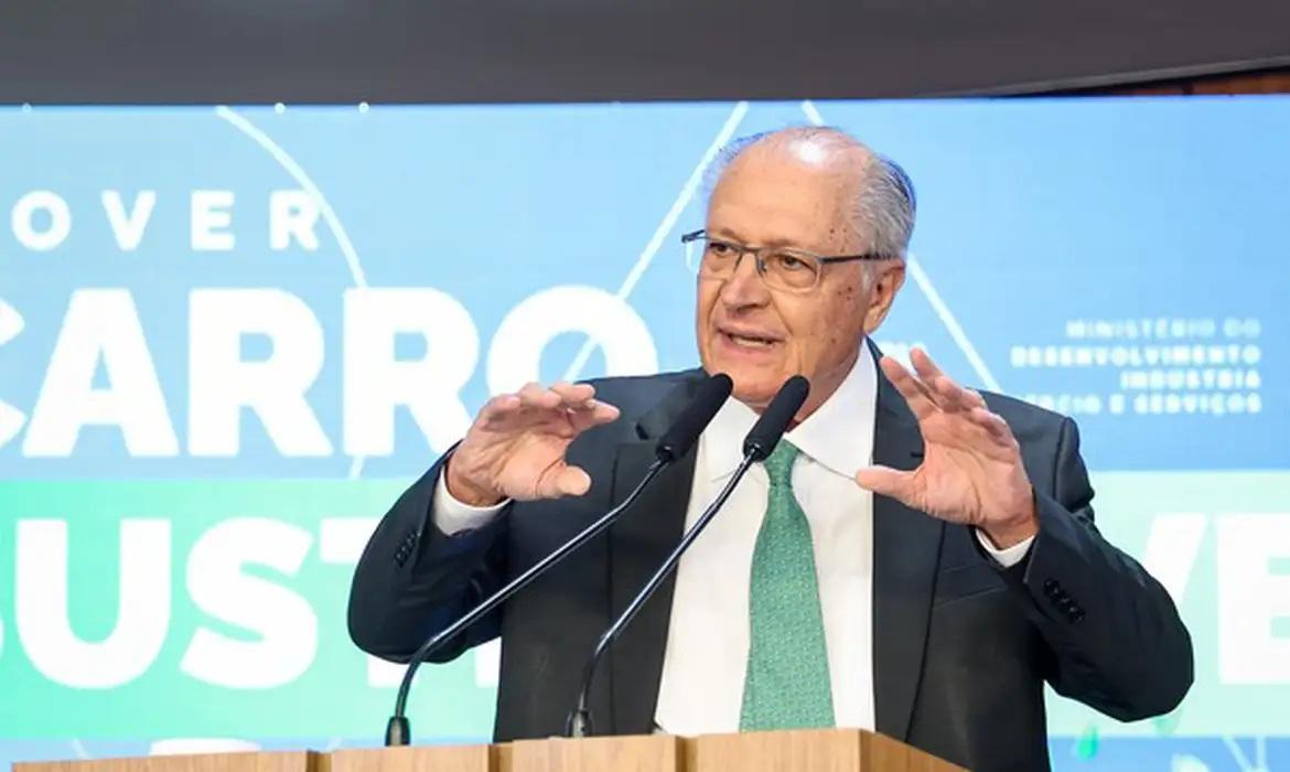 Gasolina com 32% de etanol será aprovada na quarta-feira (24), diz Alckmin