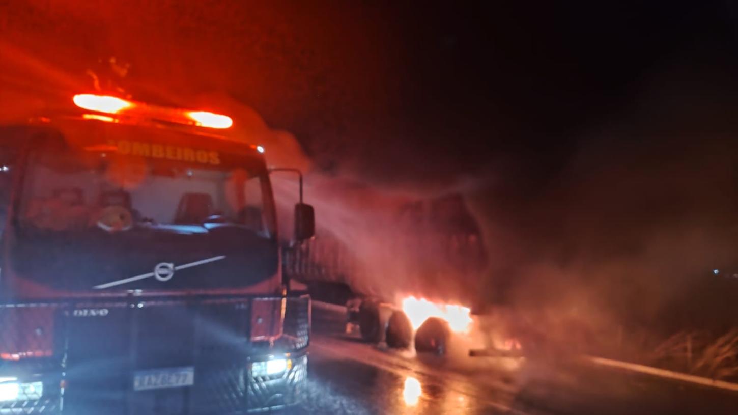MT-130; Carreta carregada com algodão pega fogo e bombeiros são acionados