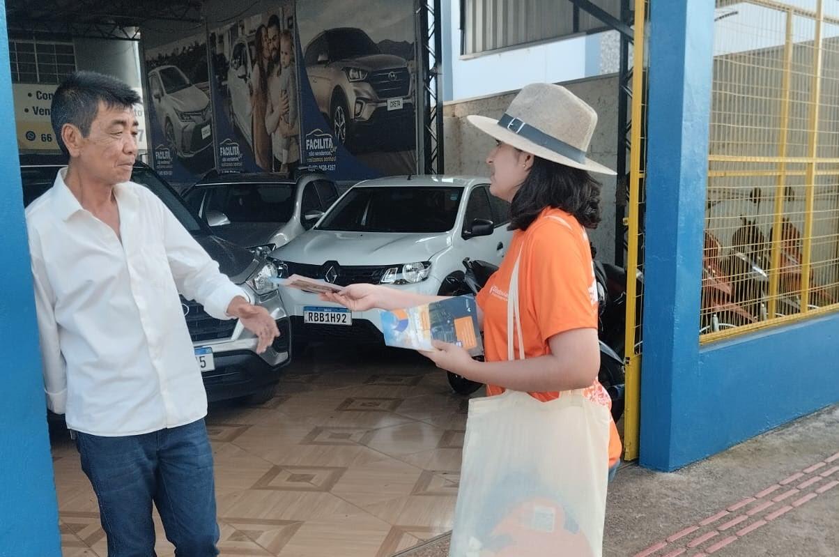 Paranatinga; Equipe da CS Rodovias Rota da Integração percorre avenidas e comércios do município, compartilhando informações sobre a concessionária 
