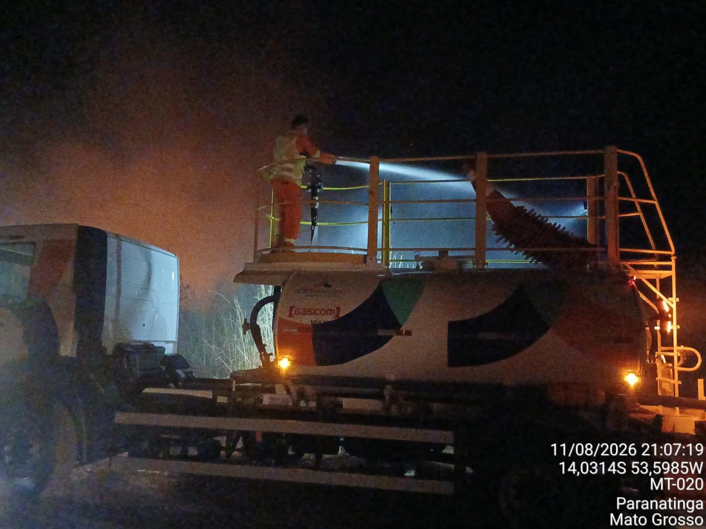 Concessionária combate foco de incêndio na MT-020 na noite desta terça-feira (11)