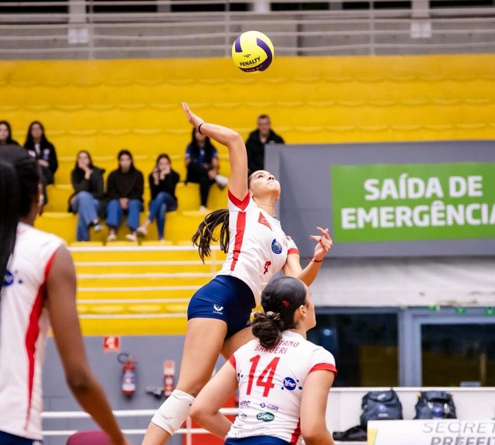 De Primavera do Leste à Seleção Brasileira: jovem de 16 anos conquista espaço no vôlei nacional