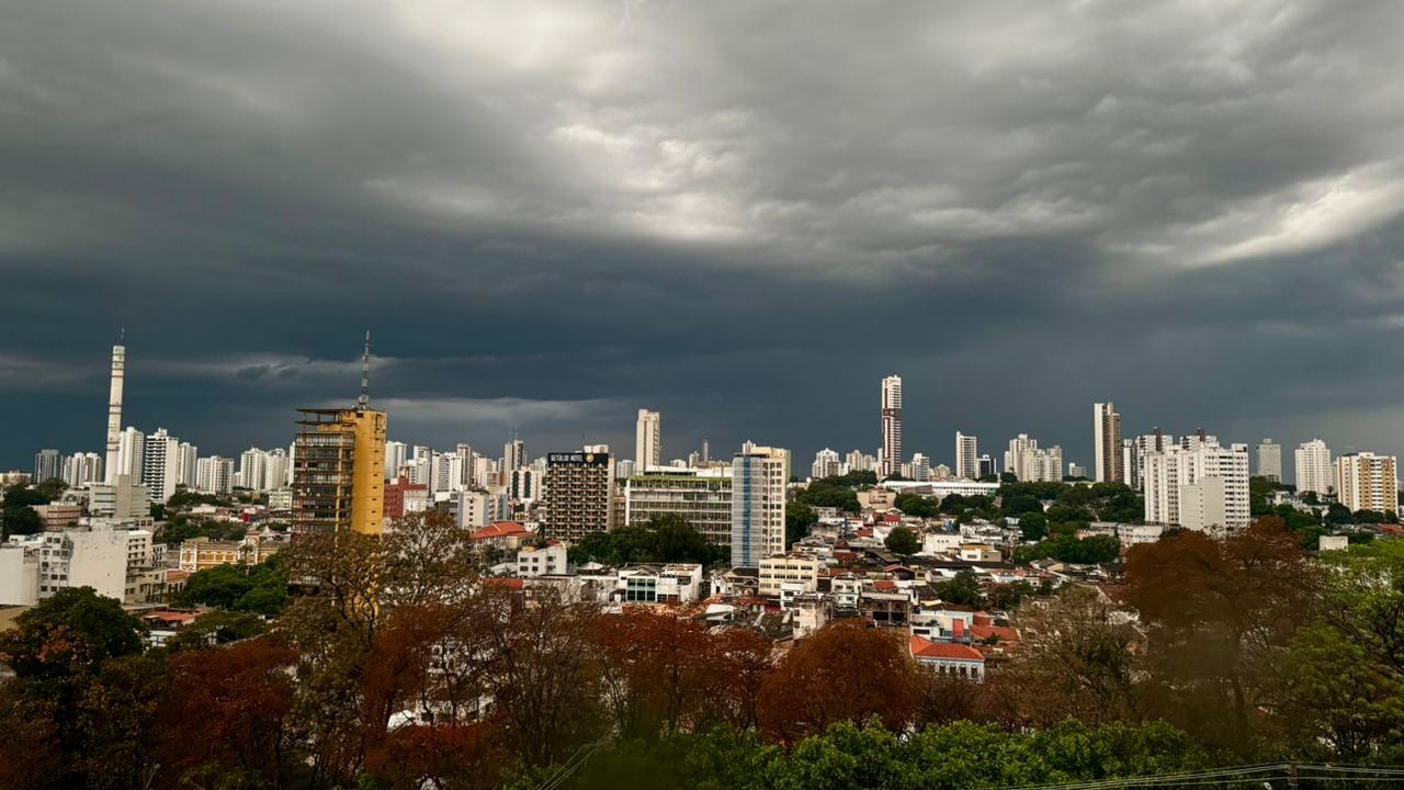 Frente fria avança por Mato Grosso com chuva intensa, raios e ventos de até 70 km/h