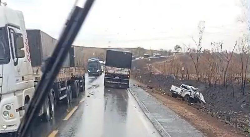 Jangada; Mulher e criança morrem após caminhão rodar na pista e atingir caminhonete