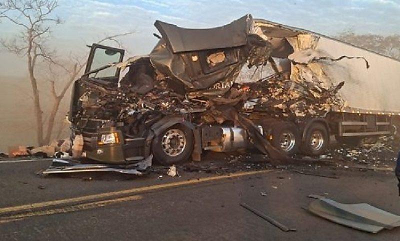 Motorista morre ao ser atingido por peça de outra carreta na BR-364