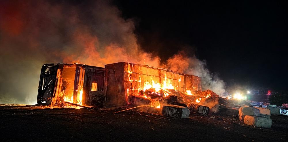 Rondonópolis ; Carreta carregada com algodão pega fogo após tombar