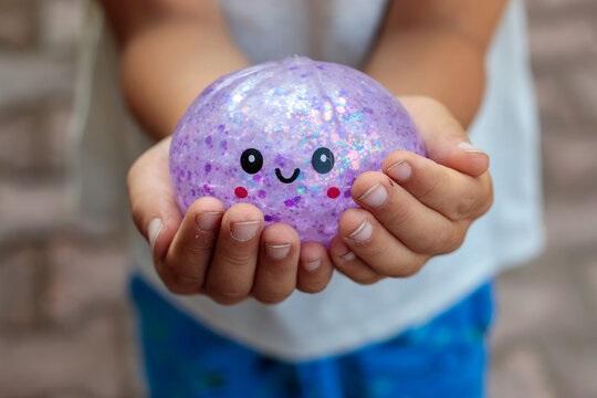 Squishy: brinquedo vira febre entre crianças, mas acidentes acendem alerta para riscos