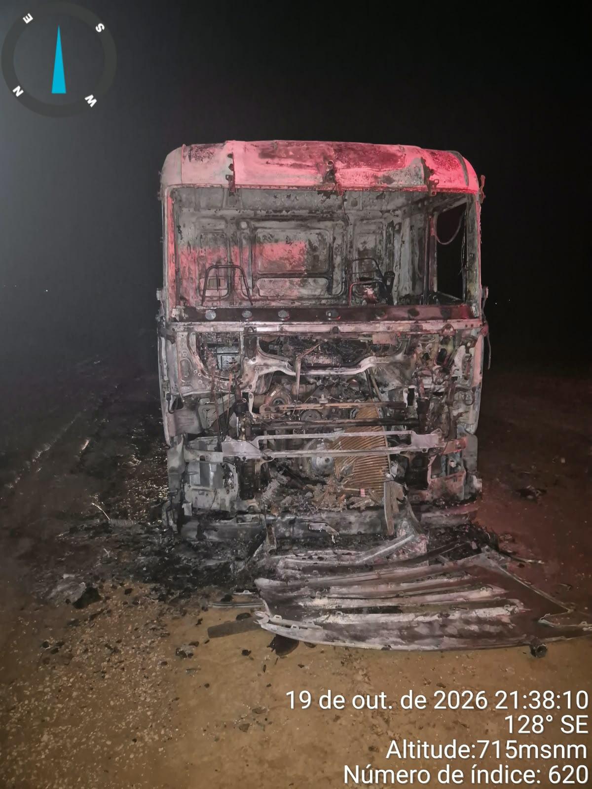 Carreta pega fogo e Corpo de Bombeiros é acionado em Paranatinga