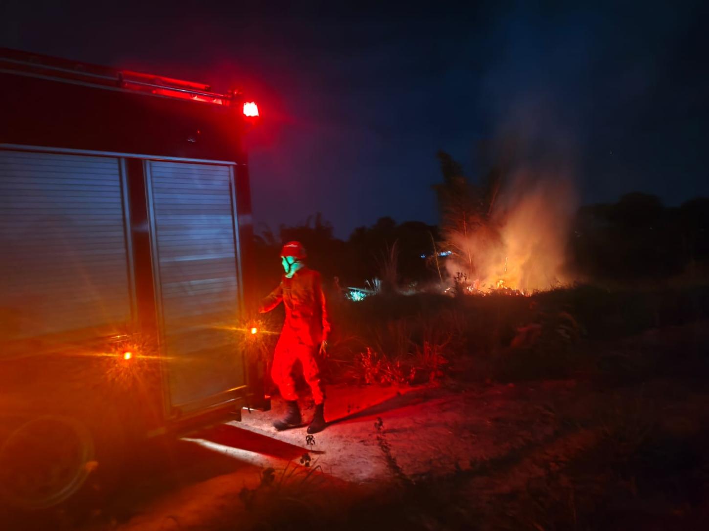 Paranatinga; Bombeiros combatem incêndio em vegetação nos fundos do Estádio Municipal Dedezão