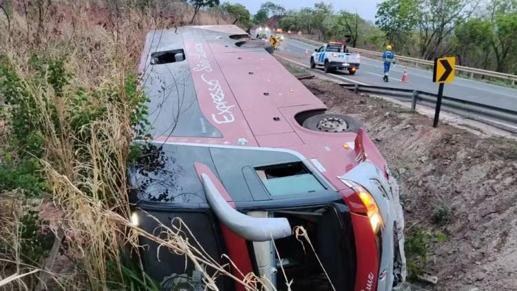 Serra da Petrovina; Ônibus com destino a Natal (RN) tomba e deixa dois feridos