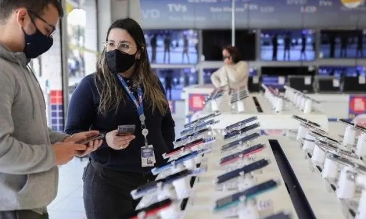 Ações de empresas de consumo desabam com inflação e juros elevados